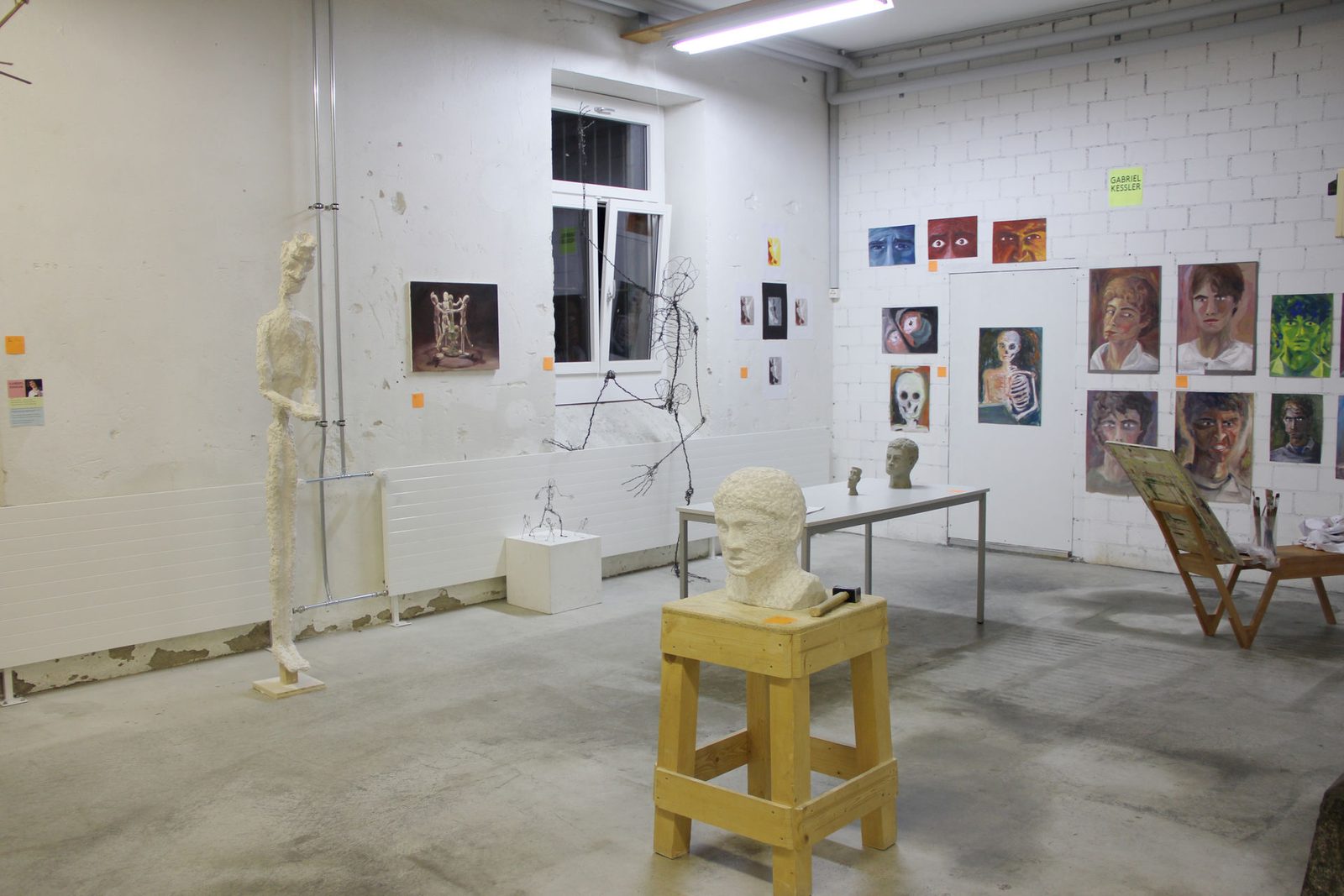 Atelier mit Porträtmalereien