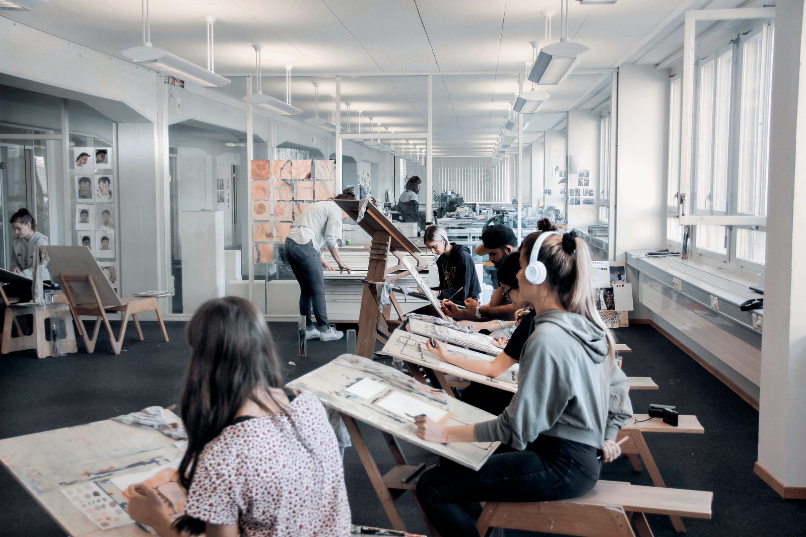 Studierende zeichnen im Atelier